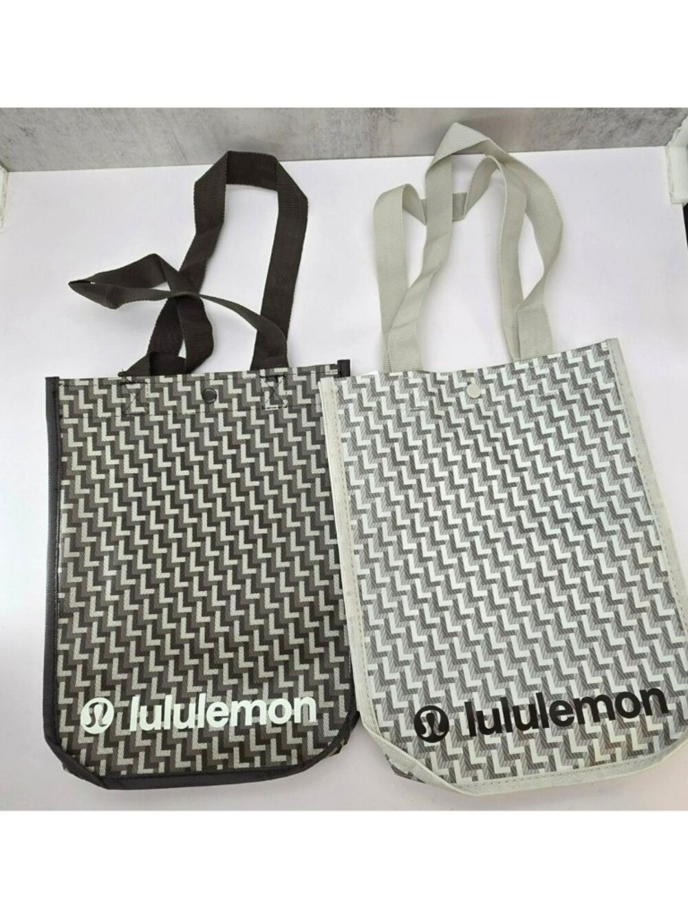 Lululemon Reusable Shopping Tote Bag Set Of 2 Chevron Design Snap Closure VR9002